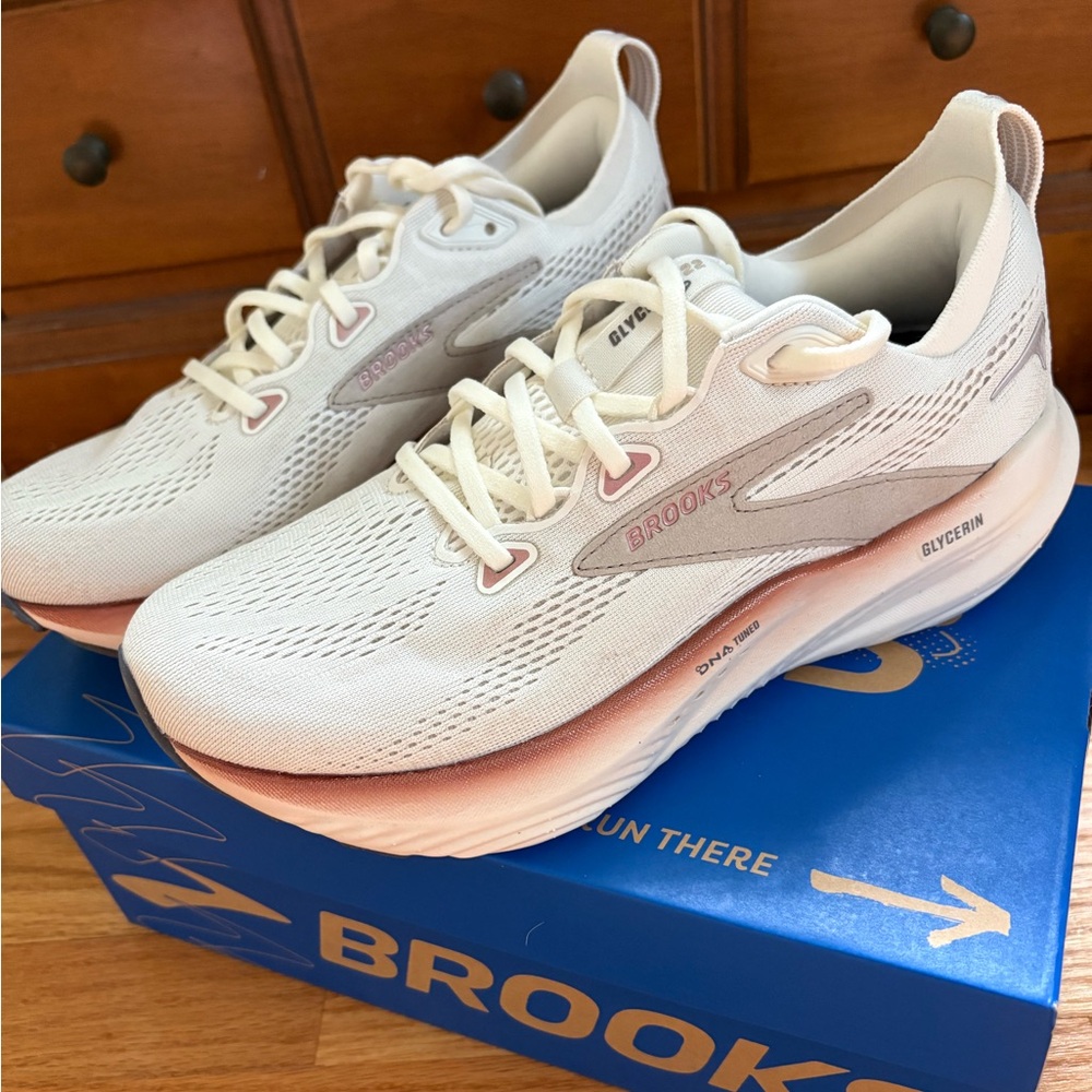 Glycerin 22 Brooks Running shoes women’s size 8 NEW